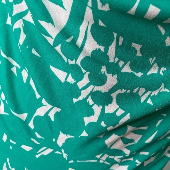 Women’s Dress Shirt Size Medium - Picture 3 of 4